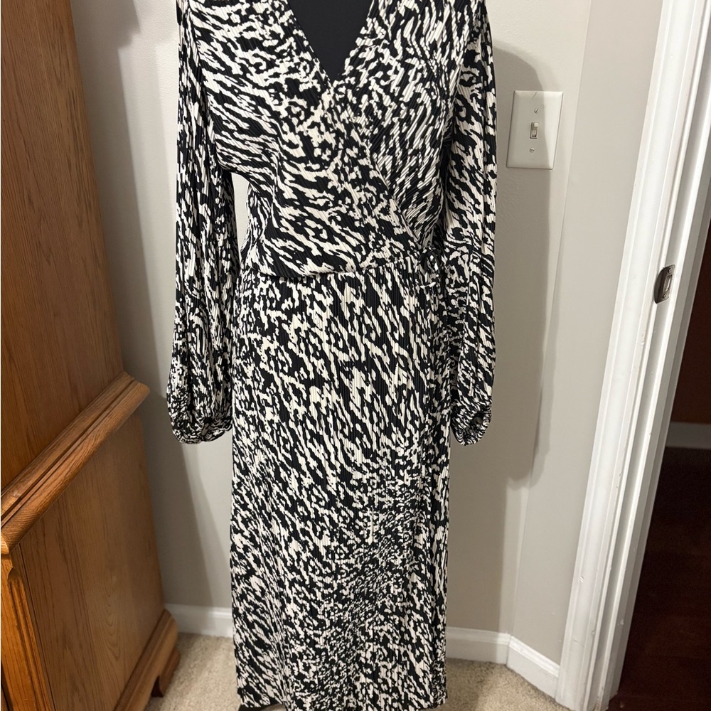 H&M Black and White Patterned Long Sleeve Dress